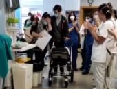 أطباء مستشفى إسبانى يصنعون ممرا شرفيا لرضيع تعافى من كورونا .. فيديو وصور