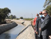 محافظ قنا يتفقد أعمال استكمال الرصف والتدبيش بمدخل قرية حجازة.. صور