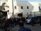 وصول جثمان والدة حسن الرداد إلى مسجد عمرو بن العاص بدمياط.. صور