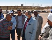 محافظ أسوان يتابع معدلات تنفيذ مشروعات "حياة كريمة" بقرى العون الغذائى‎.. صور