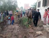 الأجهزة التنفيذية بالشرقية تعيد فتح طريق بقرية فى بلبيس تعدى عليه مواطن بالزراعة