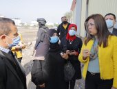 محافظ دمياط  تتفقد رصف طريق الدكتور مشرفة وتوجه برفع اشغالات شارع الشرباصى