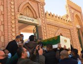 توافد سيد رجب وأحمد أمين وتامر عبد المنعم للمشاركة فى جنازة والد بيومى فؤاد