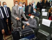 وزير القوى العاملة يسلم 57 عقد عمل و6 كراسى متحركة لذوى الإعاقة