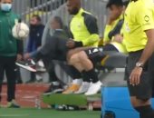 شيكابالا يداعب الكرة في وصلة مهارات على "دكة" الزمالك.. فيديو