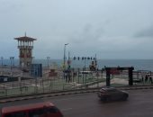 شتاء الإسكندرية يعود من جديد.. رياح وغيوم كثيفة وطقس غير مستقر.. خط شنايش جديد بالمنتزة وأجولة رمال بشاطئ المكس.. توقعات بسقوط أمطار اليوم وغدا.. وطوارئ واستنفار بالأحياء استعدادا لنوة الفيضة.. فيديو وصور