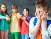 5 نصائح لتعليم طفلك التعامل مع التنمر بالمدرسة.. "اسمعيه وعلميه التجاهل"
