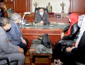 محافظ بنى سويف يبحث مع وفد نقابة العلاج الطبيعى دعم القطاع الصحى