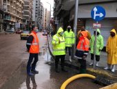 رئيس شركة الصرف الصحى بالأسكندرية يتابع أعمال سحب مياه الأمطار أثناء نوة الفيضة