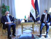 وزير الاتصالات يبحث استفادة المصريين العاملين بإيطاليا من خدمات البريد