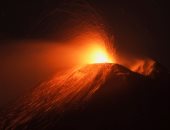 حمم بركانية تقدم عرضا ليليا مذهلا فى جزيرة صقلية بإيطاليا