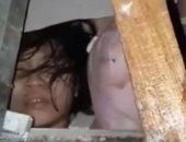 العثور على طفل حى تحت الأنقاض بعد زلزال سولاويسى المدمر بإندونسيا.. فيديو