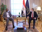 وزير الاتصالات يعرض على نظيره النيجرى تجربة مصر في التحول الرقمى