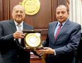 رئيس جامعة بنى سويف يزور رئيس مجلس الشيوخ ويهديه درع الجامعة