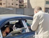 رئيس حى المناخ ببورسعيد يوزع كمامات على الأطفال لحث المواطنين الإلتزام بالإجراءات 