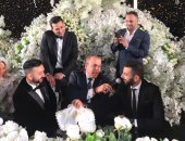 أحمد جمال يهدى نادر حمدي "نشيد العاشقين" فى حفل زفافه (فيديو)