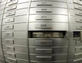 بنك شهير يهدد عملاءه بتجميد حساباتهم حال عدم ارتدائهم الكمامات