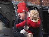 ابن بوريس جونسون يرتدى جوارب مختلفة خلال ظهوره فى نزهة مع والده وسط لندن