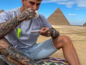 اثنين من أهم المدونين فى بريطانيا يزورون الأهرامات ومعالم القاهرة التاريخية.. صور