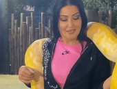 سمية الخشاب تحمل ثعبانا ضخما على كتفيها.. ومتابعوها: قلبك جامد.. فيديو وصور