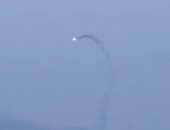 البحرية الصينية تطلق صاروخ يدور بزاوية 90 درجة فى الهواء ويصيب سفينة.. فيديو