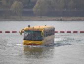 حافلة تسير فى الماء واليابسة لحل أزمات التكدس المرورى بالصين.. صور