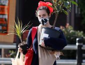 سكوت ويليس تتألق بأزياء "بوهو" أثناء التسوق بصحبة كلبها فى شوارع لوس أنجلوس