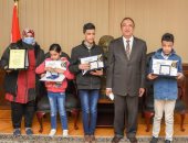 محافظ الإسكندرية يكرم 3 أطفال مكفوفين حافظين للقرآن الكريم