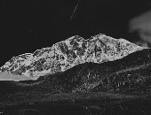 رجل ينشد القمة.. نيبال موطن الغموض والجبال التصوف.. ألبوم صور