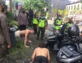 الشرطة الإندونيسية تعاقب سياحا يتجولون بدون كمامة بتمارين رياضية.. فيديو