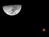 القمر يقترن بالمريخ طوال الليل والكوكب يبدو للعين المجردة كنقطة برتقالية مشتعلة