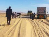 فتح طريق بوسط سيناء اغلقته الرمال المتحركة