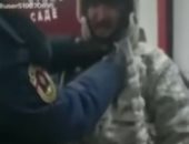 رجل إطفاء روسى يعجز عن خلع ملابسه لتجمدها بعد السيطرة على حريق.. فيديو