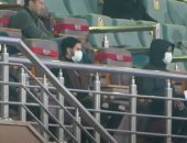 ناصر ماهر يساند الأهلى أمام المقاولون من المدرجات.. فيديو