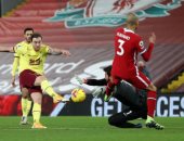 مباراة ليفربول ضد بيرنلي .. بارنز يتقدم للضيوف من ركلة جزاء "فيديو"