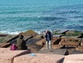 فريسكا وشمس دافية.. شاهد شواطئ الإسكندرية الآن.. فيديو وصور