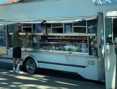 هاريسون فورد يأكل على عربة بشوارع لوس أنجلوس رغم الشهرة والنجومية.. صور