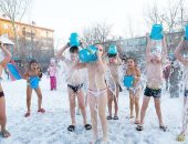 جزء من يومهم الدراسى.. أطفال روس يلقون الماء المثلج على أنفسهم كل يوم.. صور