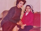 رجاء الجداوى فى صورة نادرة مع ابنتها أميرة بمرحلة الطفولة