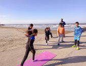 أطفال يتحدون الطقس السيئ ويمارسون الرياضة على شاطئ بورسعيد.. فيديو وصور