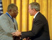 جورج بوش يودع ملك البيسبول: نشأ فقيرا وقاوم العنصرية