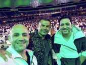 تامر حسين وعزيز الشافعى بصحبة الهضبة فى حفله بدبى .. صورة
