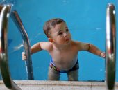 صناعة البطل تبدأ من "اللفة".. مدارس تعليم السباحة للأطفال الرضع