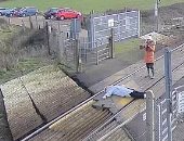بريطانية تخاطر بحياتها من أجل صورة سيلفى على قضبان قطار.. فيديو وصور