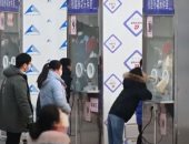 صينيون يصطفون أمام أكشاك بإحدى ساحات بكين للخضوع لاختبارات كورونا.. فيديو