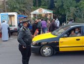 رجال الشرطة بالإسكندرية يوزعون الورود على المواطنين.. فيديو وصور