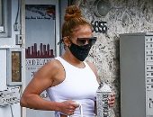 جينيفر لوبيز تستعرض لياقتها البدنية أثناء توجها لـ"الجيم" فى ميامى.. صور