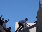 طلاب يهود يقتحمون مدرسة ويقفزون على أسوارها متحدين قيود كورونا بإسرائيل.. فيديو
