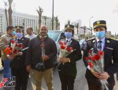 الشرطة توزع الشيكولاتة والورود والبطاطين على المصريين في عيدهم الـ69.. ألبوم صور