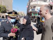عيد الشرطة .. رجال الأمن يوزعون الورود على المواطنين بقنا.. صور